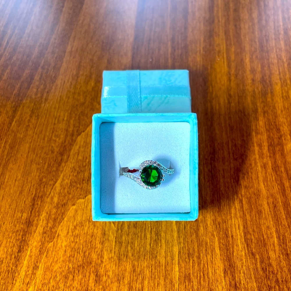New Beautiful Synthetic Emerald Ring, Size 6.